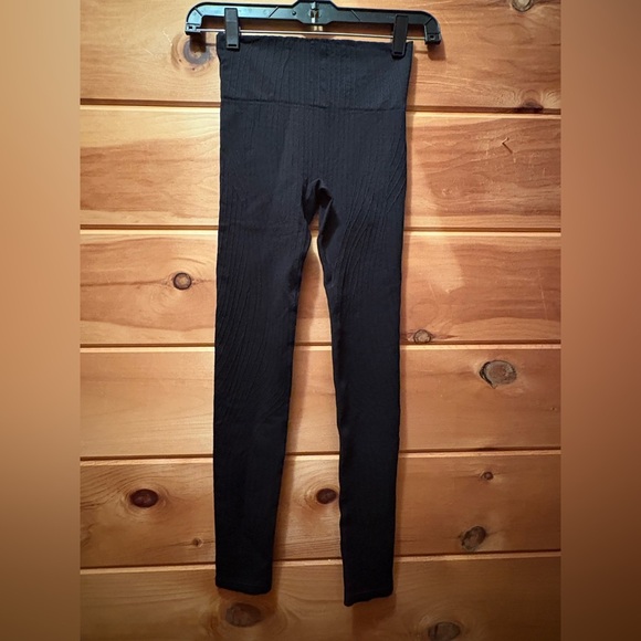Fabletics Seamless High waisted Linework Black leggings size XS NWT - Picture 2 of 9